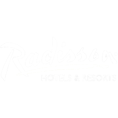 Logo radisson blanc, partenaire de notre agence dans le 77
